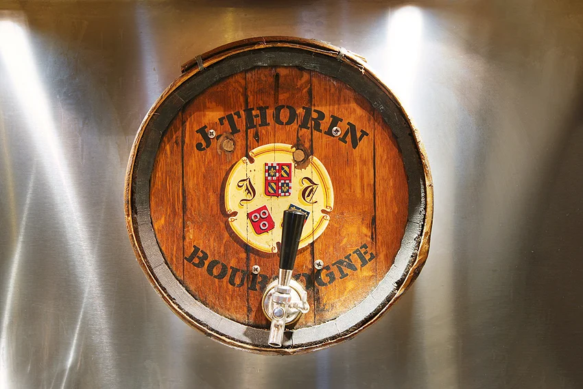 Tappekran i et gammelt J. Thorin Bourgogne-fat i baren